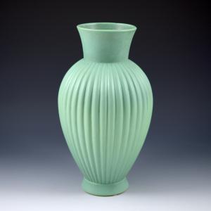 Vase mit vertikalen Rippen